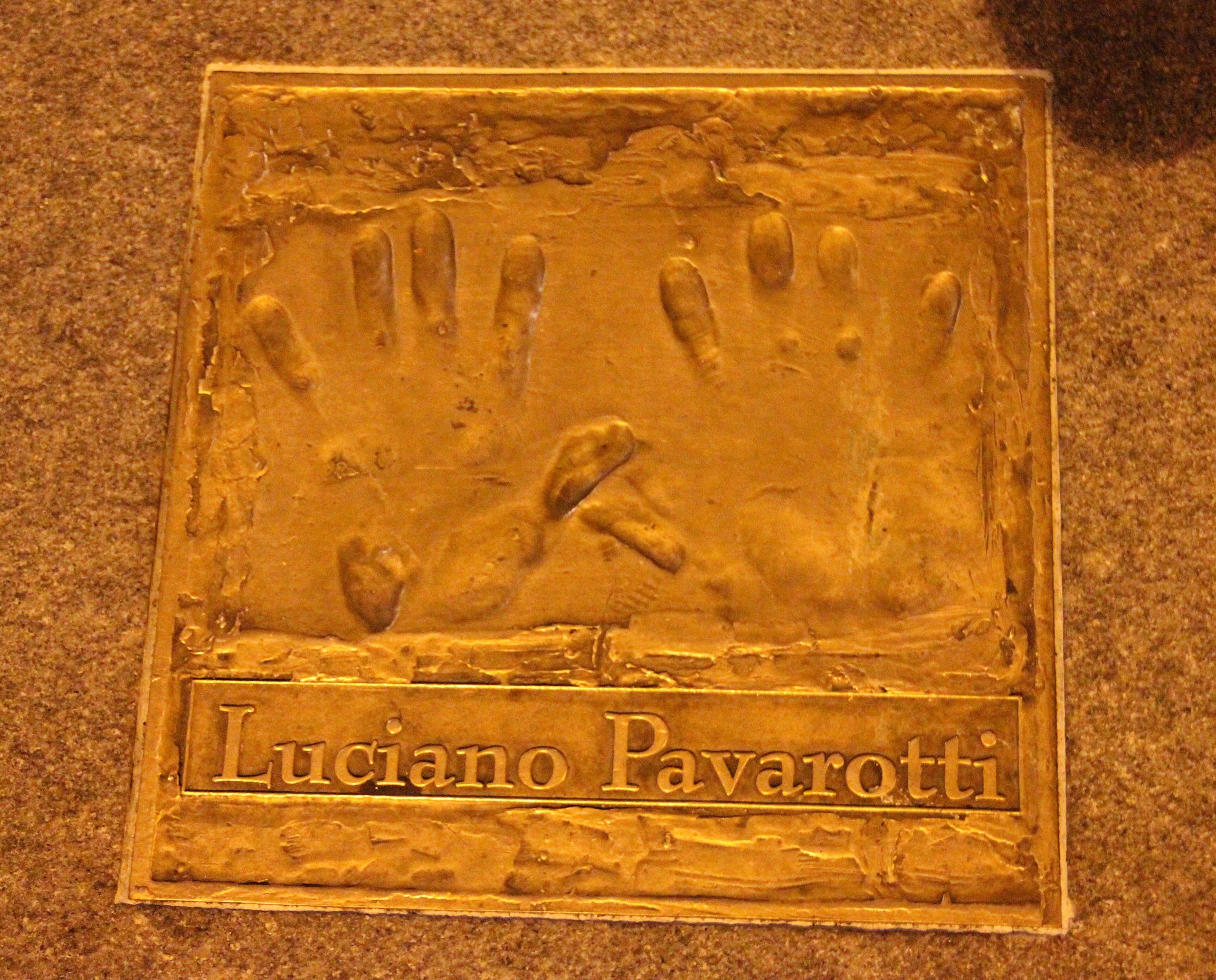 Luciano Pavarotti - Wikimedia Commons